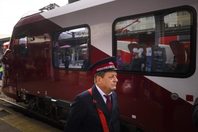 Schimbari la patru trenuri in luna septembrie Calatori transferati intre Arad si Timisoara