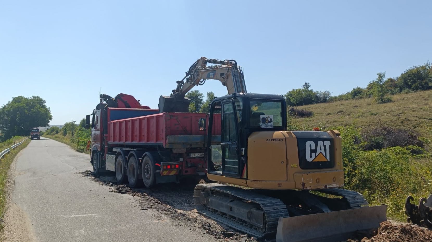 Se desfasoara lucrari pe un drum judetean din Cluj catre Salaj Consiliul Judetean a trimis utilaje pe DJ 108N iar soferii sunt sfatuiti sa circule cu atentie