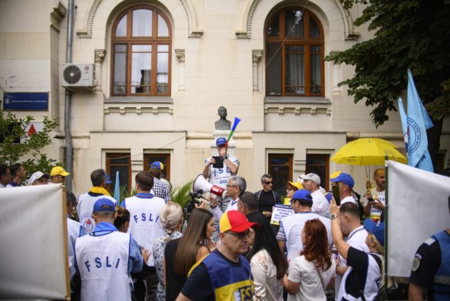 Sindicatele din Educatie contesta fermt noua variant a legii salarizarii O provocare directa pentru angajatii din invatamant