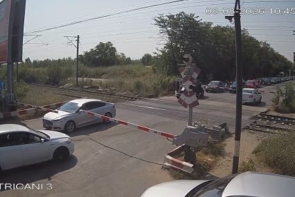 Șoferi blocați între bariere la Petricani, după ce au încercat să forțeze trecerea. Avertisment din partea CFR.
