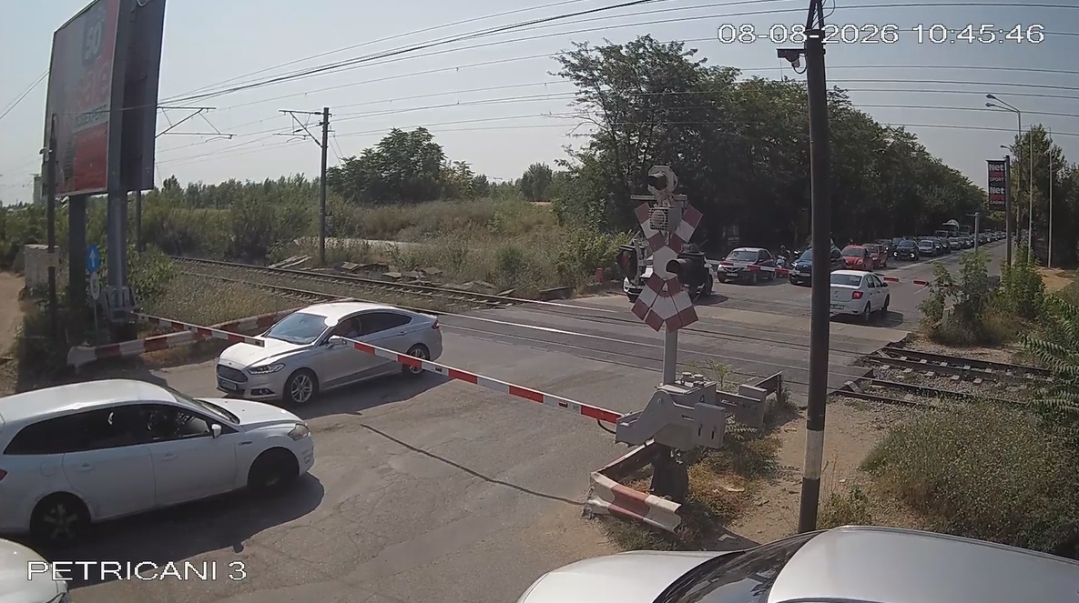 Soferi blocati intre bariere la Petricani dupa ce au incercat sa forteze trecerea Avertisment din partea CFR