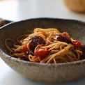 Spaghetti taranesti cu carnati uscat si branza telemea