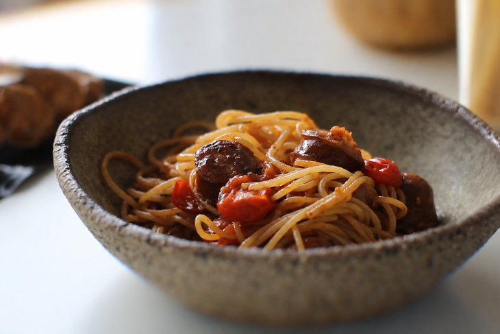 Spaghetti taranesti cu carnati uscat si branza telemea