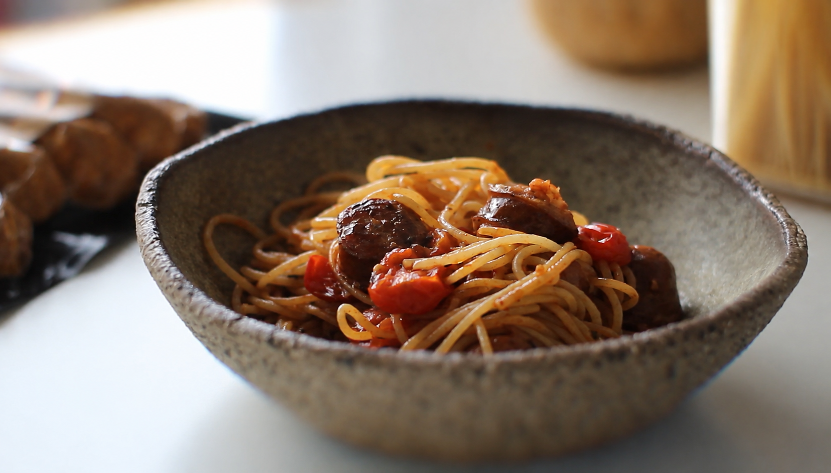 Spaghetti taranesti cu carnati uscat si branza telemea