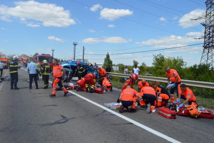 Tragedie în județul Brăila: doi soți au murit, o mamă și trei copii au fost răniți / 7 ambulanțe au fost trimise la locul accidentului