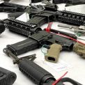 Trei barbati trimisi in judecata pentru trafic ilegal de arme letale din Turcia in Romania