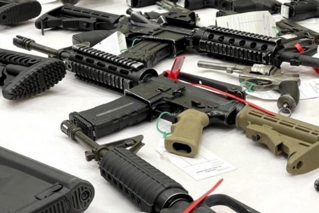 Trei barbati trimisi in judecata pentru trafic ilegal de arme letale din Turcia in Romania