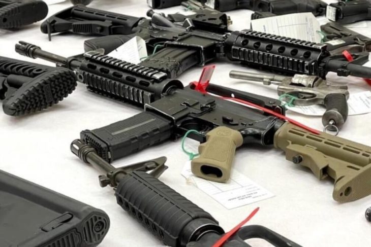 Trei barbati trimisi in judecata pentru trafic ilegal de arme letale din Turcia in Romania
