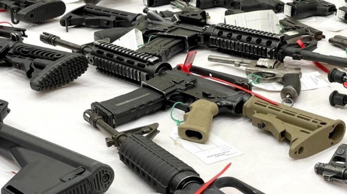 Trei barbati trimisi in judecata pentru trafic ilegal de arme letale din Turcia in Romania