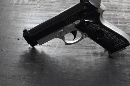 Trei persoane au fost deferite justiției după ce au introdus în România arme letale achiziționate din Turcia