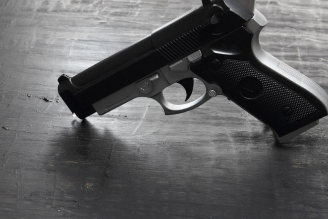 Trei persoane au fost deferite justitiei dupa ce au introdus in Romania arme letale achizitionate din Turcia
