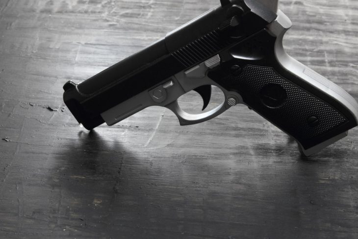 Trei persoane au fost deferite justitiei dupa ce au introdus in Romania arme letale achizitionate din Turcia