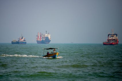 Trei petroliere atacate în Strâmtoarea Ormuz. Emiratele îl acuză pe Iran de „piraterie”