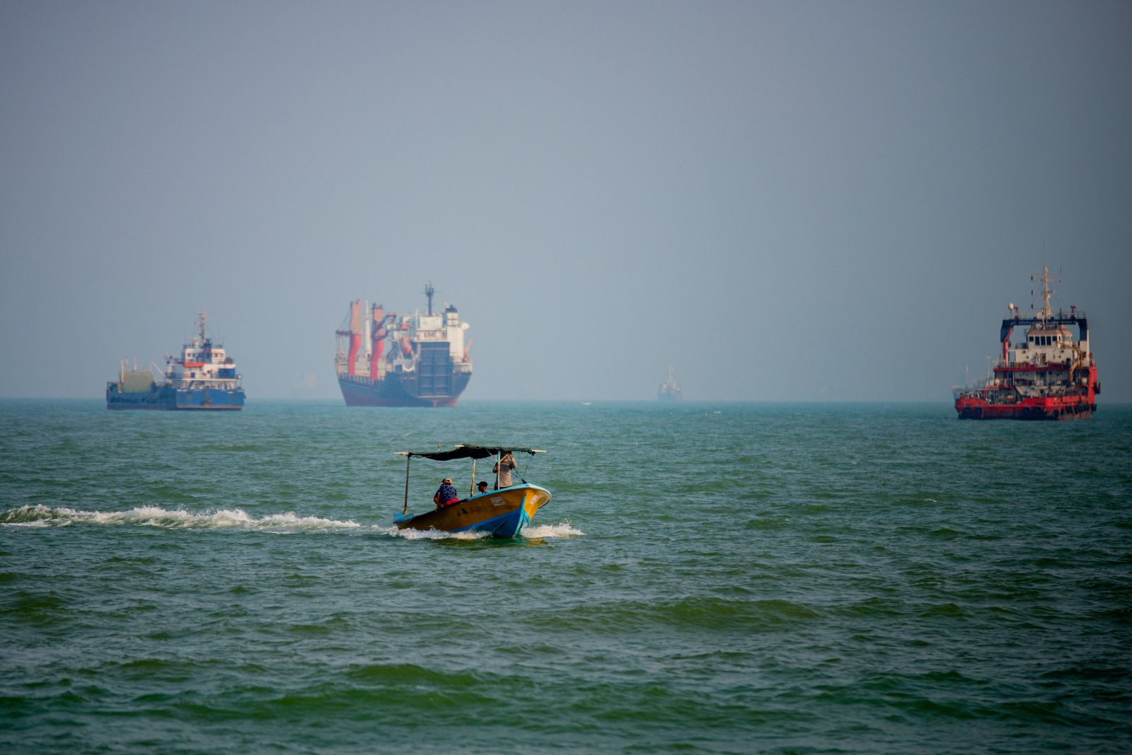 Trei petroliere atacate in Stramtoarea Ormuz Emiratele il acuza pe Iran de piraterie
