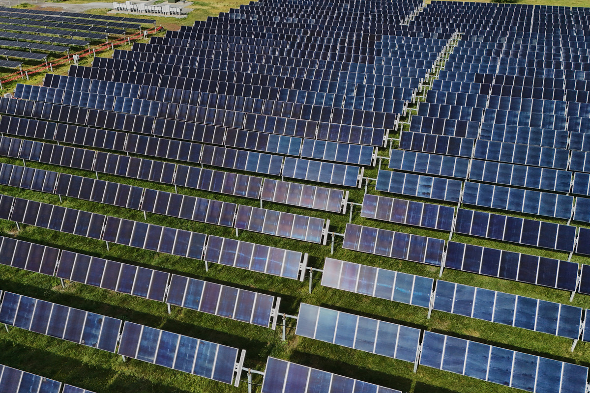 Trump anunta taxe asupra unui component crucial pentru panouri solare si semiconductori