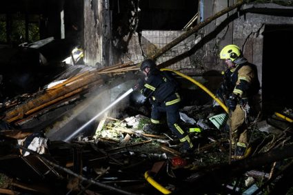 Un atac rusesc lovește Kievul: explozii puternice și clădiri în flăcări.