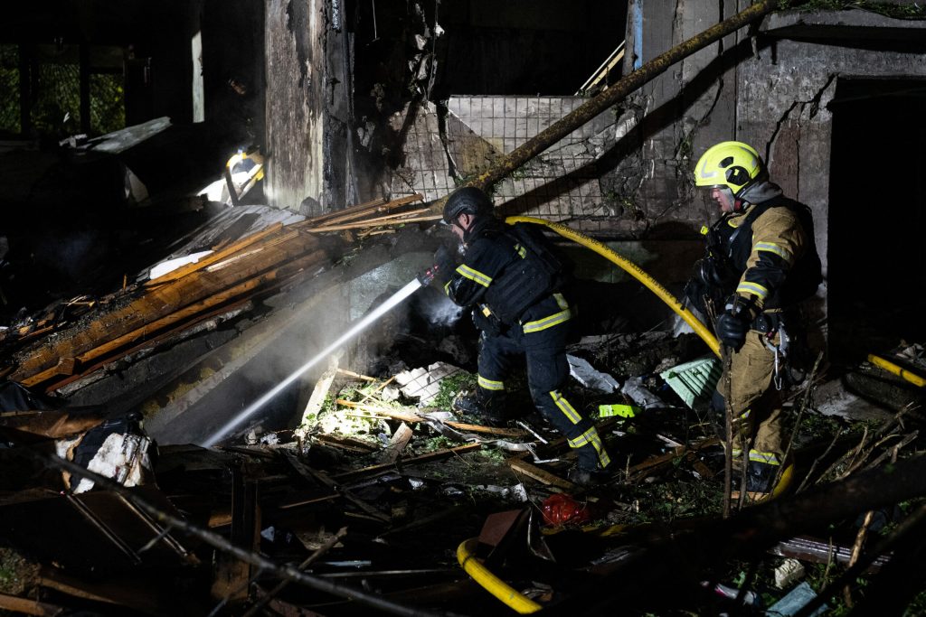Un atac rusesc loveste Kievul explozii puternice si cladiri in flacari
