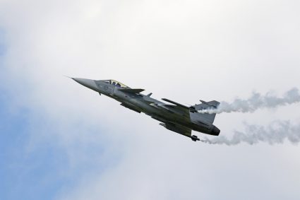Un avion de vânătoare din Ungaria s-a prăbușit, iar aeronava, care avea rachete la bord, a luat foc.