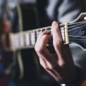 Un barbat din Japonia arestat dupa zece ani de terorizare a vecinilor cu muzica rock la volum maxim