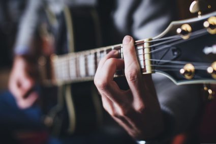 Un bărbat din Japonia, arestat după zece ani de terorizare a vecinilor cu muzică rock la volum maxim.