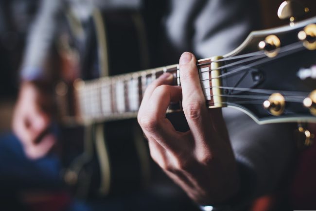 Un barbat din Japonia arestat dupa zece ani de terorizare a vecinilor cu muzica rock la volum maxim