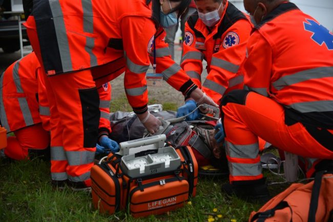 Un clujean a murit pe strada in fata tuturor S a prabusit pe asfalt iar paramedicii l au resuscitat timp de aproape o ora dar nu s a mai putut face nimic