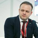 Un deputat a ras cu pofta in timpul unui interviu cand a fost intrebat daca o persoana obisnuita poate obtine un credit ipotecar