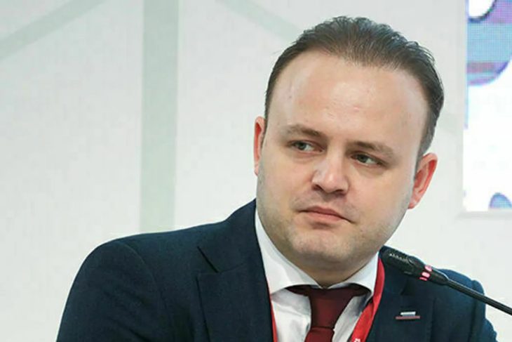 Un deputat a ras cu pofta in timpul unui interviu cand a fost intrebat daca o persoana obisnuita poate obtine un credit ipotecar