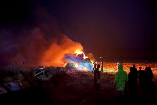 Un fulger a lovit o gospodarie in timpul furtunii incendiul devastator a fost stins de pompieri dupa doua ore de eforturi