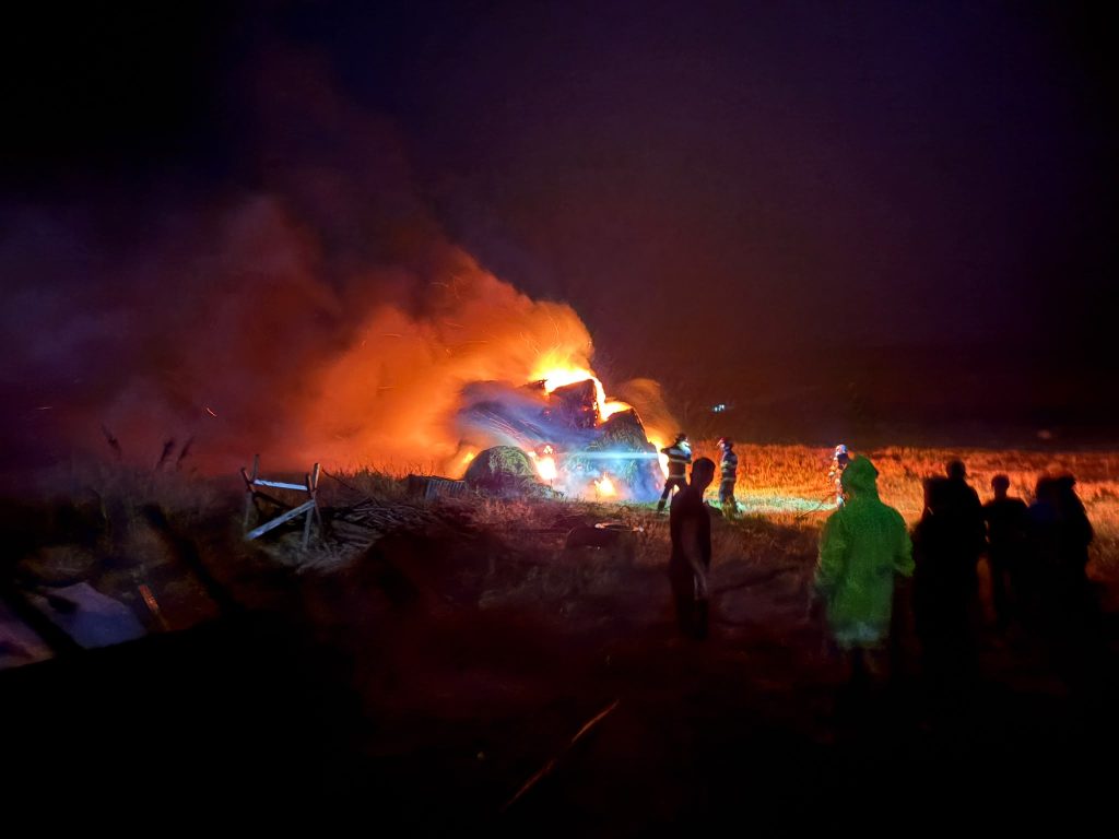 Un fulger a lovit o gospodarie in timpul furtunii incendiul devastator a fost stins de pompieri dupa doua ore de eforturi