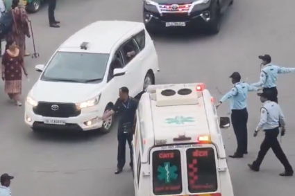 Un scandal uriaș: Ambulanță în misiune, oprită de poliție pentru a ceda loc unei coloane oficiale.