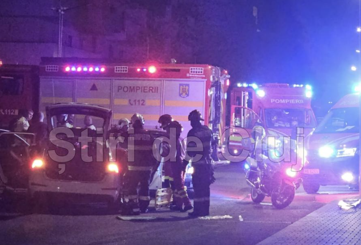 VIDEO Cum s a desfasurat accidentul grav din Floresti O secunda de neatentie la intersectie si doua masini distruse Doi oameni transportati la spital