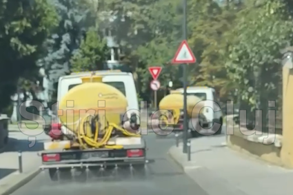 VIDEO. De ce aceeași stradă din Cluj-Napoca este stropită consecutiv de două autospeciale? Explicația companiei: Se lucrează „în baterie”!