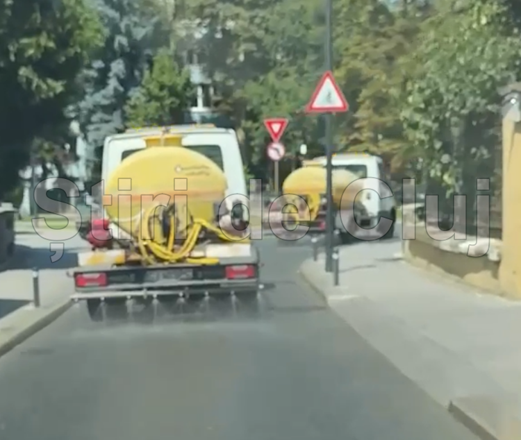 VIDEO De ce aceeasi strada din Cluj Napoca este stropita consecutiv de doua autospeciale Explicatia companiei Se lucreaza in baterie