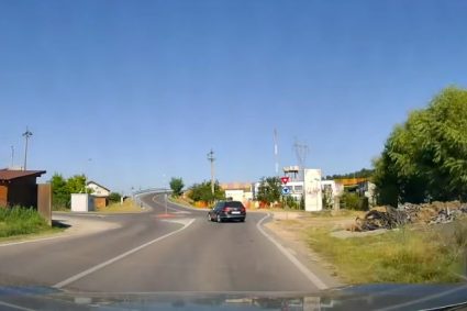 VIDEO: Este el cel mai neîndemânatic șofer din Cluj? A realizat o „românească” chiar în sensul giratoriu: „De ce să îți riști permisul pentru 2 metri?”