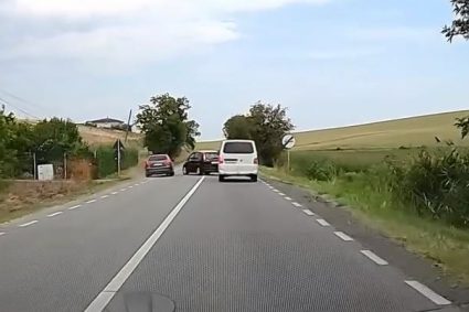 VIDEO. La un pas de tragedie în Apahida. De ce nu trebuie să depășești niciodată pe linia continuă. Aceasta nu este trasată fără motiv.