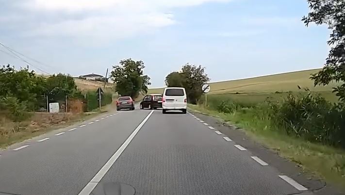 VIDEO La un pas de tragedie in Apahida De ce nu trebuie sa depasesti niciodata pe linia continua Aceasta nu este trasa fara motiv