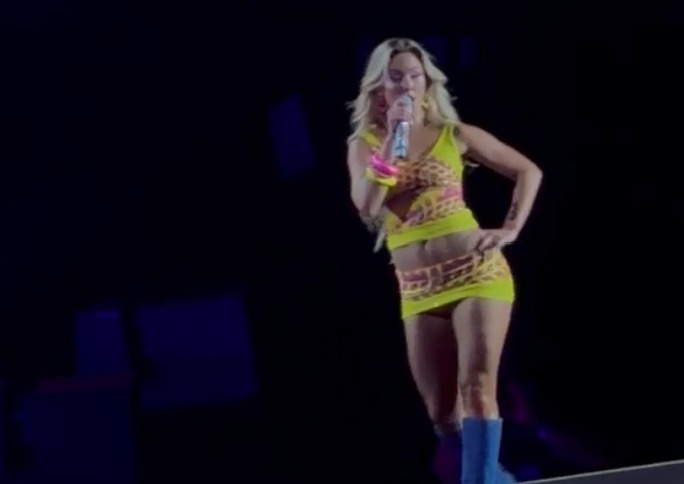 VIDEO Miscarea Zarei Larsson care au captivat clujenii Spectacol spectaculos in fata unui stadion plin de fani romani si straini