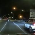 VIDEO Un motociclist a iesit in fata ambulantei desi semaforul era rosu Manevra soferului l a salvat