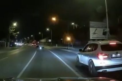 VIDEO: Un motociclist a ieșit în fața ambulanței, deși semaforul era roșu. Manevra șoferului l-a salvat.