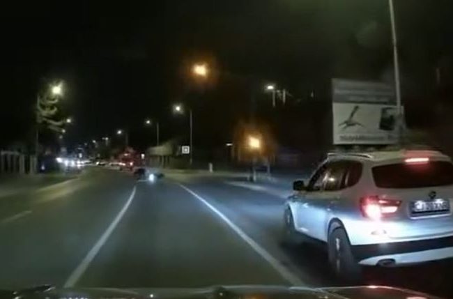 VIDEO Un motociclist a iesit in fata ambulantei desi semaforul era rosu Manevra soferului l a salvat