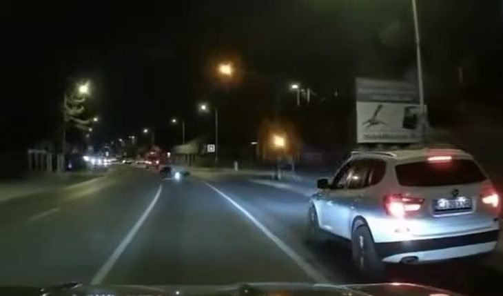 VIDEO Un motociclist a iesit in fata ambulantei desi semaforul era rosu Manevra soferului l a salvat