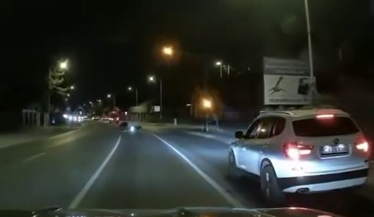 VIDEO Un motociclist a iesit in fata ambulantei desi semaforul era rosu Manevra soferului l a salvat