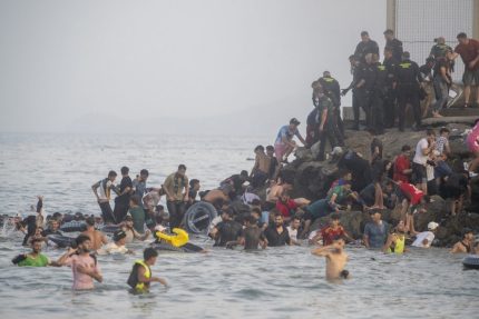 Zeci de mii de migranti s au intors voluntar in Maroc dupa ce au trecut prin Ceuta teritoriu spaniol