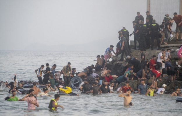 Zeci de mii de migranti s au intors voluntar in Maroc dupa ce au trecut prin Ceuta teritoriu spaniol