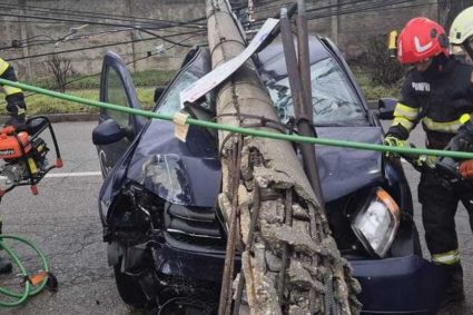 Accident grav pe DN1F, între Cluj-Napoca și Zalău! Un stâlp de electricitate s-a prăbușit pe drum, iar traficul este oprit în ambele direcții.