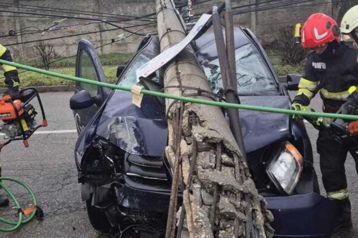 accident grav pe dn1f intre cluj napoca si zalau un stalp de electricitate s a prabusit pe drum iar traficul este oprit in ambele directii