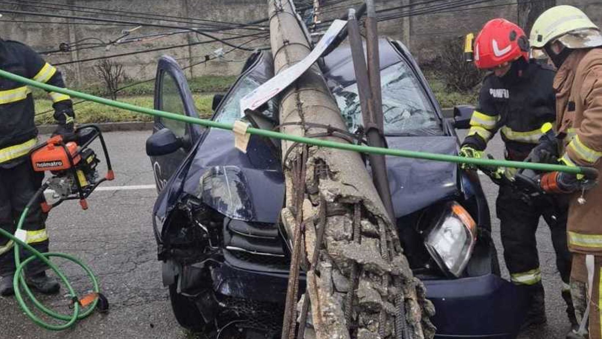 accident grav pe dn1f intre cluj napoca si zalau un stalp de electricitate s a prabusit pe drum iar traficul este oprit in ambele directii