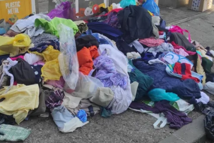 Clujenii cer mutarea unui container pentru haine de pe Calea Dorobanților din Cluj-Napoca: „Este vandalizat zilnic și oferă o imagine dezolantă”