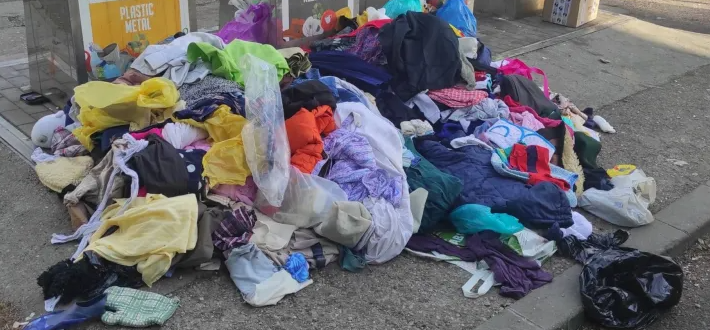 clujenii cer mutarea unui container pentru haine de pe calea dorobantilor din cluj napoca este vandalizat zilnic si ofera o imagine dezolanta
